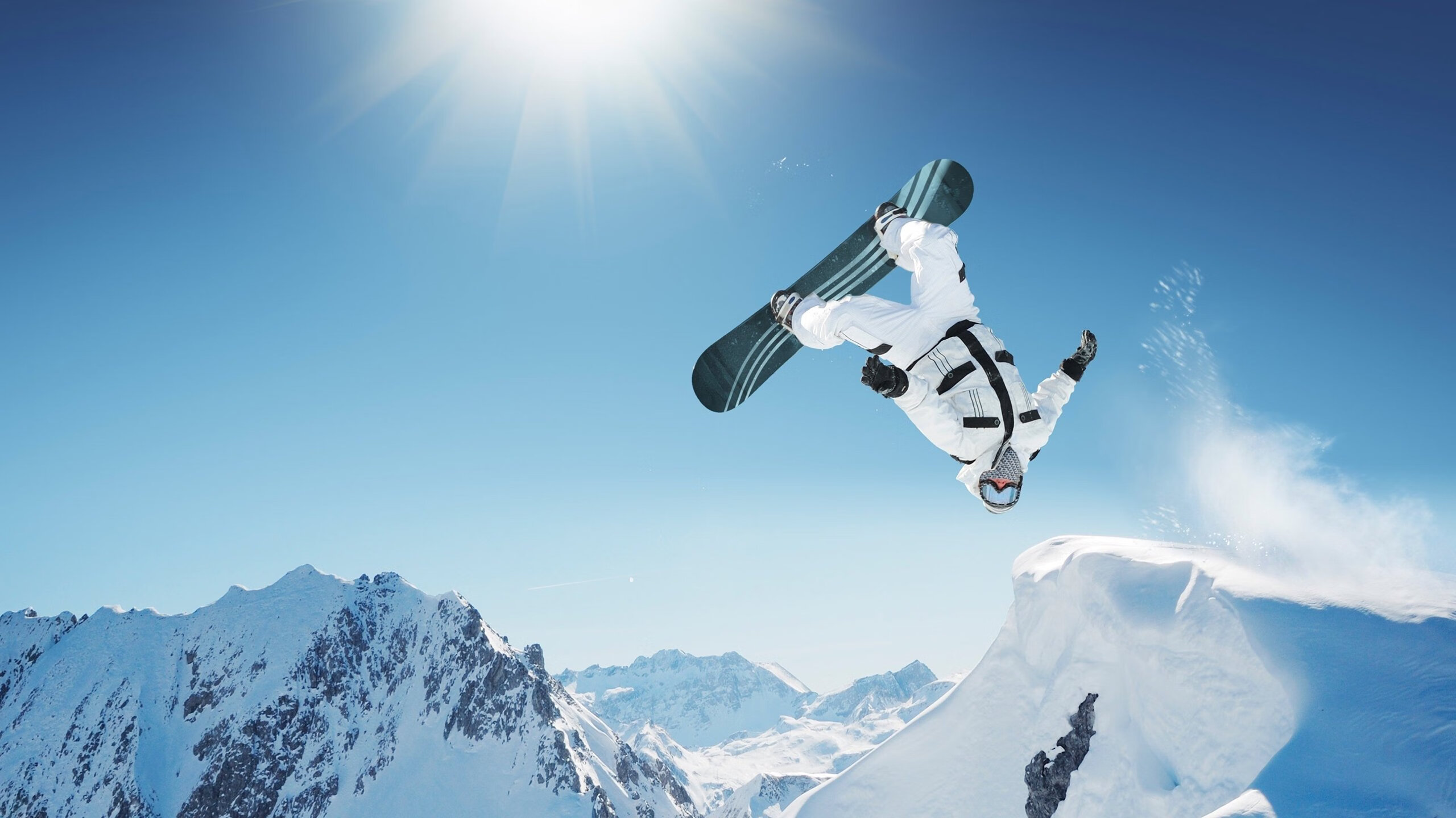 一决高下：球场上两队实力对比悬念无限，胜负难料，一决高低还是一决高下