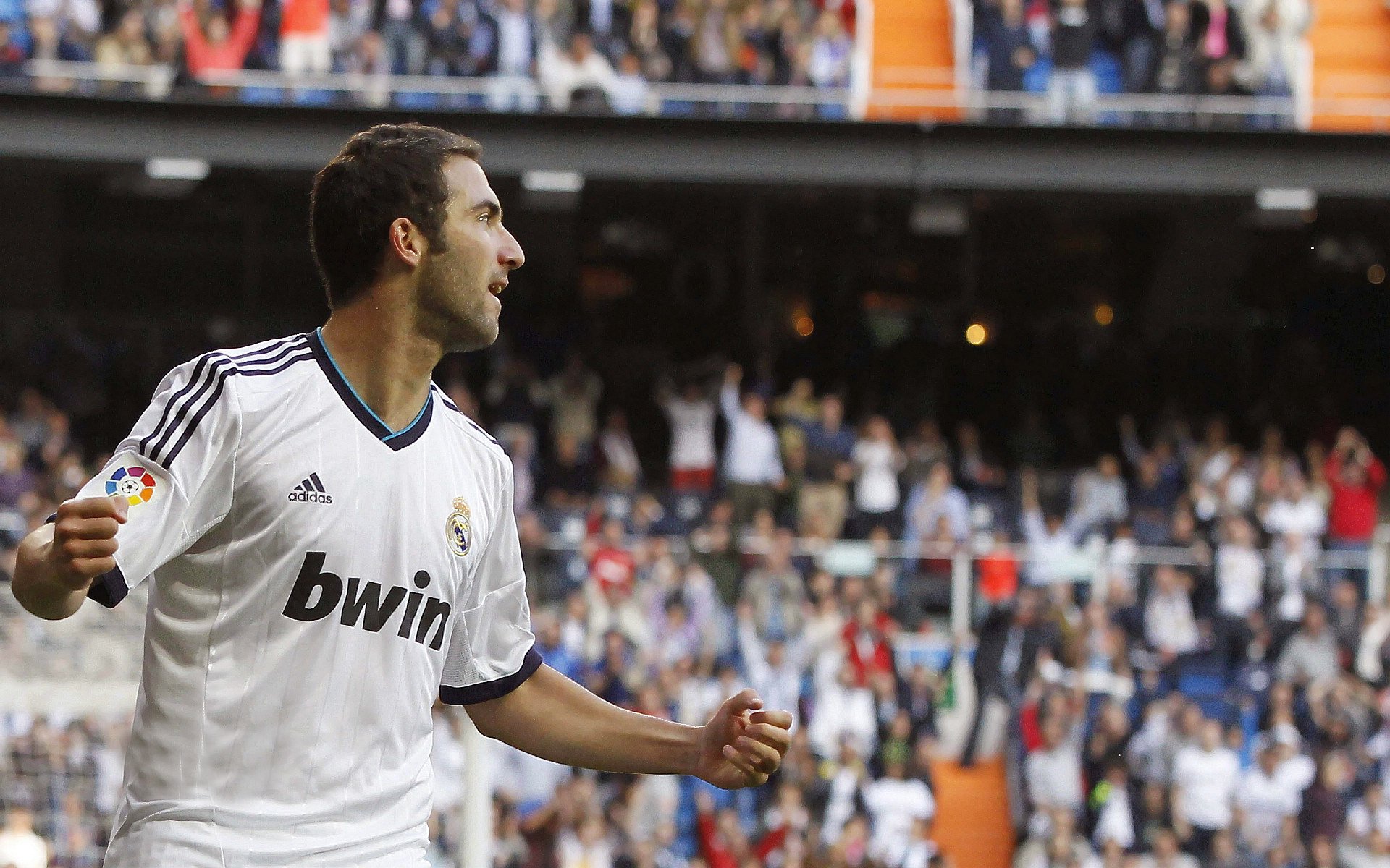 KAIYUNAPP-壯觀觀眾席，場外氛圍熱烈，賽事高潮迭起，形容观赛现场观众的词语